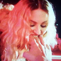 Madonna morde mão de fã durante a turnê 'Rebel Heart', na Dinamarca. Veja fotos!