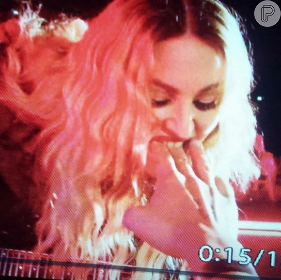 Madonna mordeu a mão de um fã durante o show da turnê 'Rebel Heart', na Dinamarca