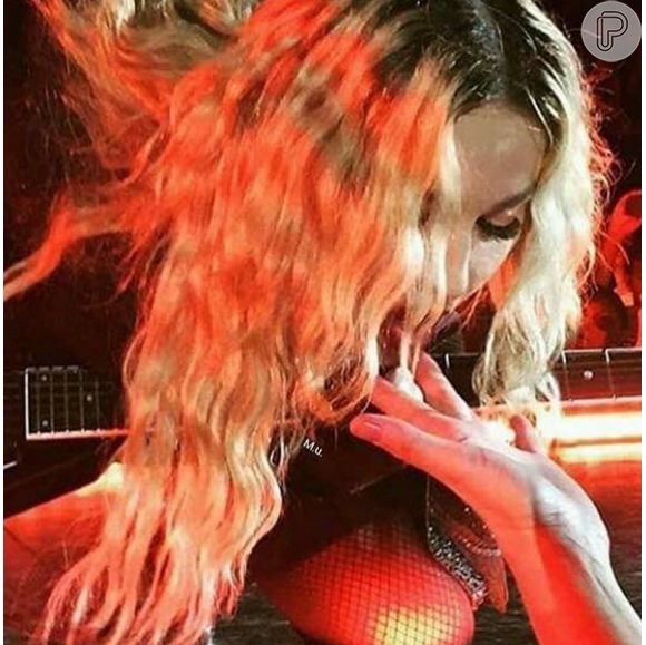 Nhac! Olha aí mais um ângulo de Madonna mordendo a mão de um fã no show na Dinamarca