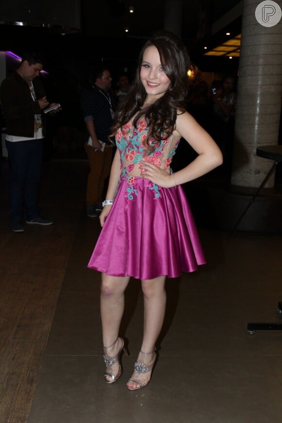 Larissa Manoela, protagonista de 'Cúmplices de Um Resgate', se destacou com um vestido rosa Miss Teen