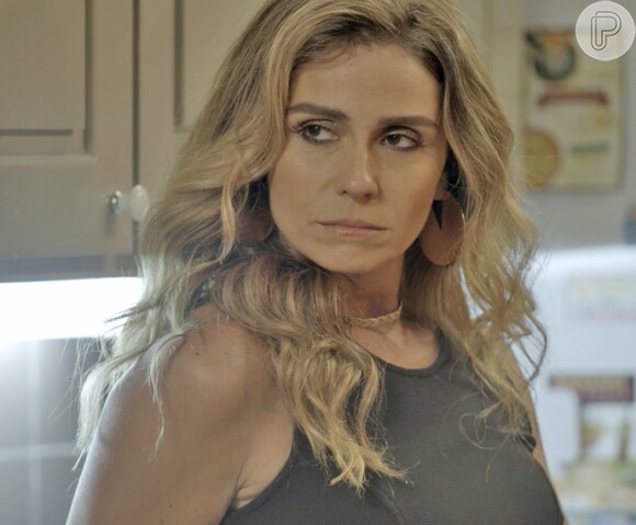Atena (Giovanna Antonelli) diz a Romero (Alexandre Nero) que ele está sendo dramático, e planeja um jantarzinho a dois com ele depois que chegarem ao Rio de Janeiro, na novela 'A Regra do Jogo'