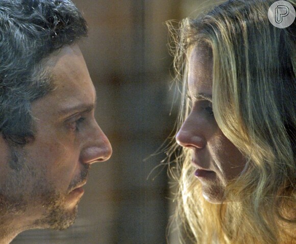 Atena (Giovanna Antonelli) ameaça atirar em Romero (Alexandre Nero) para evitar que ele fuja para salvar a vida de Tóia (Vanessa Giácomo), na novela 'A Regra do Jogo', em 27 de novembro de 2015