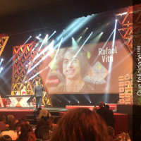 Com o namorado, Isabella Santoni celebra prêmio de Rafael Vitti por 'Malhação'