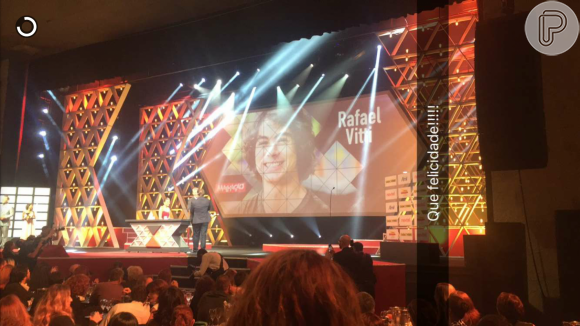Isabella Santoni comemorou a vitória de Rafael Vitti, vencedor do 'Prêmio Extra' na categoria Revelação Masculina, pelo personagem Pedro, de 'Malhação'