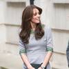 Kate Middleton usou vestido de R$ 5.770 ao visitar escola em Londres, nesta quarta-feira, 18 de novembro de 2015