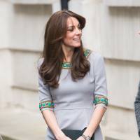 Kate Middleton aposta em vestido de R$ 5.700 durante visita em escola de Londres