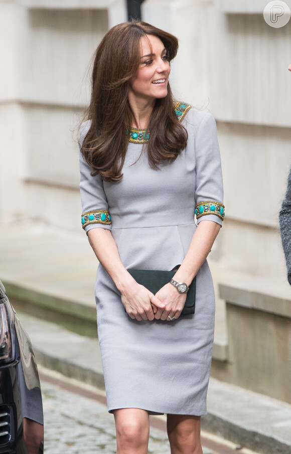 Kate Middleton usou vestido de R$ 5.770 ao visitar escola em Londres, nesta quarta-feira, 18 de novembro de 2015