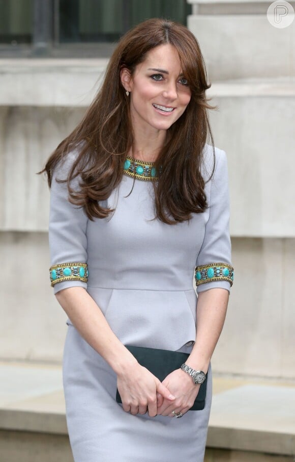 Kate Middleton apostou em vestido com detalhes em pedras turquesas