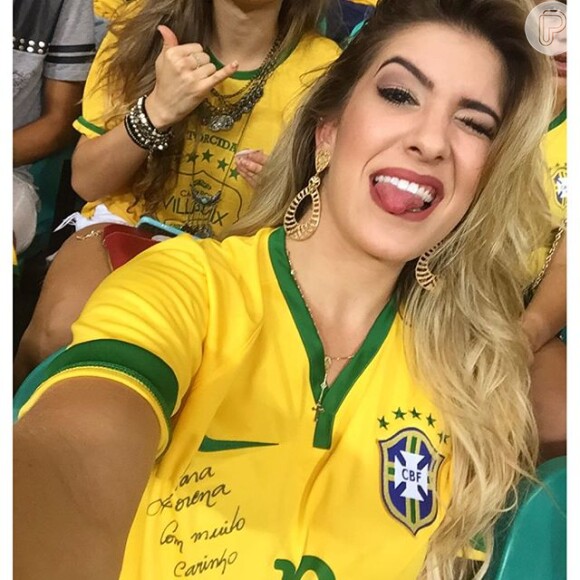 Neymar e a bailarina apareceram juntos pela primeira vez em outubro deste ano, quando curtiram a festa 'Missa', no Rio de Janeiro. Na mesma ocasião, Neymar foi flagrado entrando em um hotel com outras duas mulheres