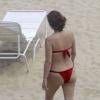 De folga das gravações de 'Salve Jorge', Giovanna Antonelli relaxa em praia do Rio