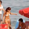 Paloma Bernardi curte praia com o namorado, Thiago Martins