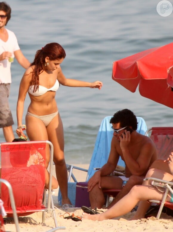 Paloma Bernardi curte praia com o namorado, Thiago Martins