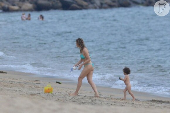 Letícia Spiller aproveita para brincar com a filha caçula, Stella, em dia de folga de 'Salve Jorge'