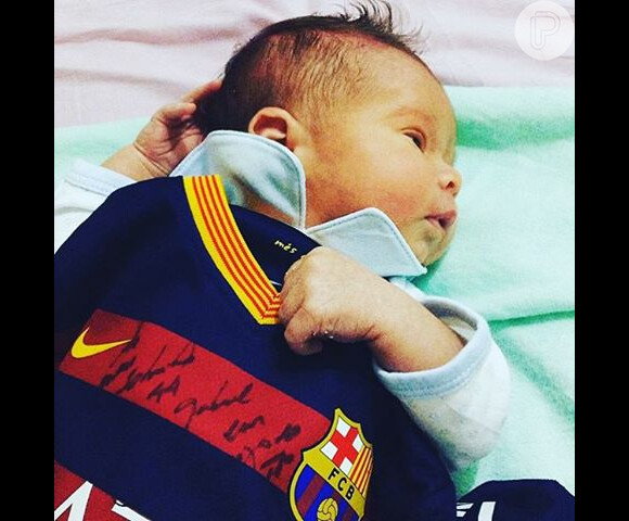 Depois de receber mimos dos familiares, Gabriel ainda tirou onda com um presente de Neymar. Amigo de longa data de Thiago Gagliasso, o jogador autografou uma blusa para o menino