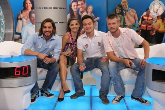 Com o visual bem diferente, Ricardo Tozzi posa nos bastidores do programa 'Vídeo Show', em 2007, com Emanuelle Araujo, Dan Nakagawa e Rodrigo Hilbert