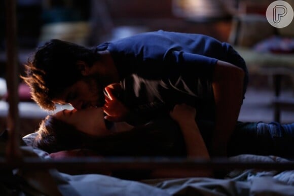 Na vida real, Eliza (Marina Ruy Barbosa) beija Jonatas (Felipe Simas), ainda dormindo, na novela 'Totalmente Demais'