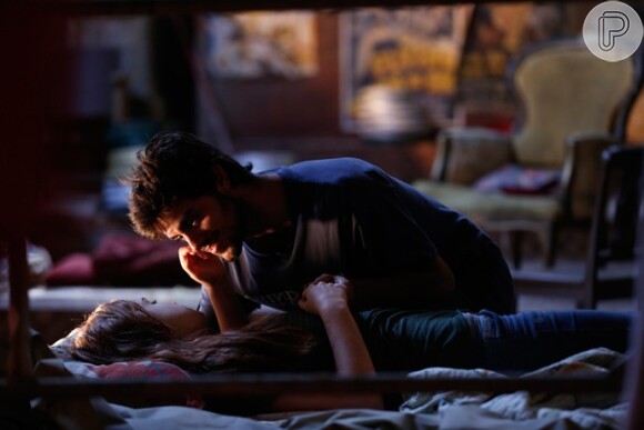 Eliza (Marina Ruy Barbosa) se assusta ao acordar e dar de cara com Jonatas (Felipe Simas), na novela 'Totalmente Demais'