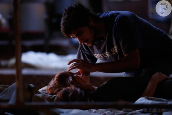 Enquanto Eliza (Marina Ruy Barbosa) sonha Jonatas (Felipe Simas) a observa dormindo e faz o mesmo gesto de Arthur (Fábio Assunção) no sonho da ruiva, na novela 'Totalmente Demais'