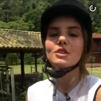 Camila Queiroz anda a cavalo como preparação para 'Êta Mundo Bom': '1ª aula'