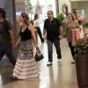De mãos dadas, atriz passeou com o marido em shopping do Rio