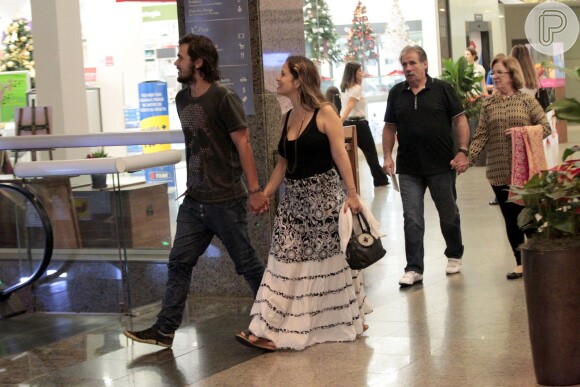 De mãos dadas, atriz passeou com o marido em shopping do Rio