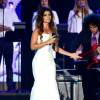 Paula Fernandes usou um vestido tomara que caia branco e superjusto em cerimônia que homenageou Roberto Carlos na véspera do Grammy Latino 2015, nesta quarta-feira, 18 de novembro de 2015