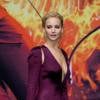 Jennifer Lawrence brilhou com o look decotado da grife Dior em première de 'Jogos Vorazes'
