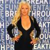 Christina Aguilera é outra famosa que não abre mão do decote