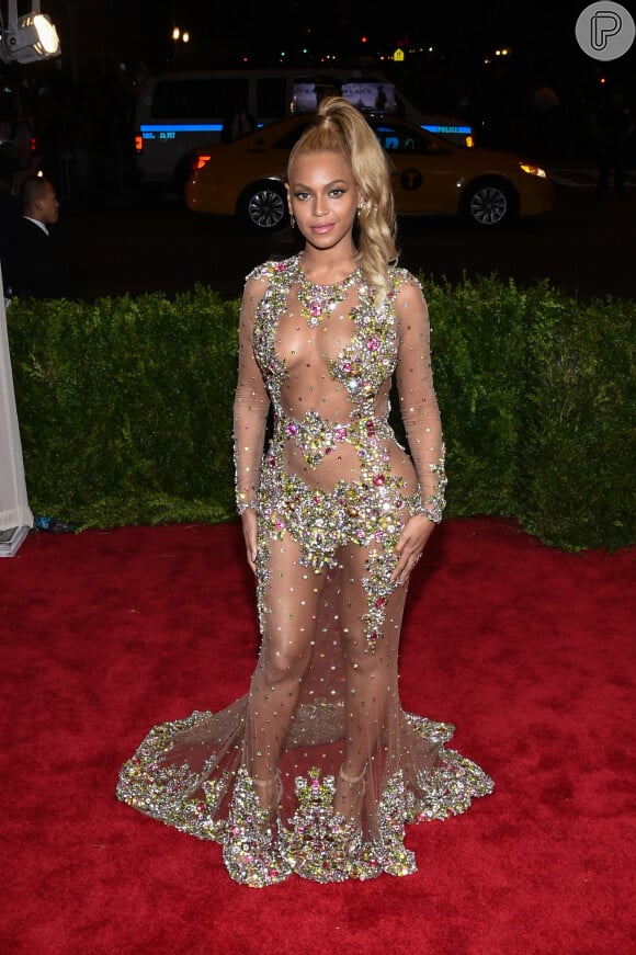 Beyoncé também é fã do decote profundo e desfilou vários looks sexy em 2015. Esse é da grife Givenchy