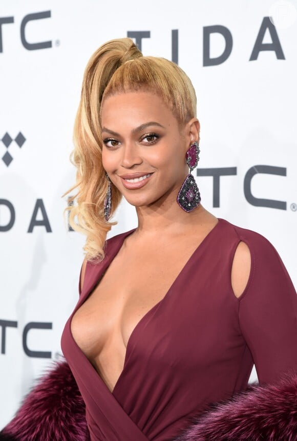 Beyoncé também é fã do decote profundo e desfilou vários looks sexy em 2015. Esse é do estilista Philipp Plein