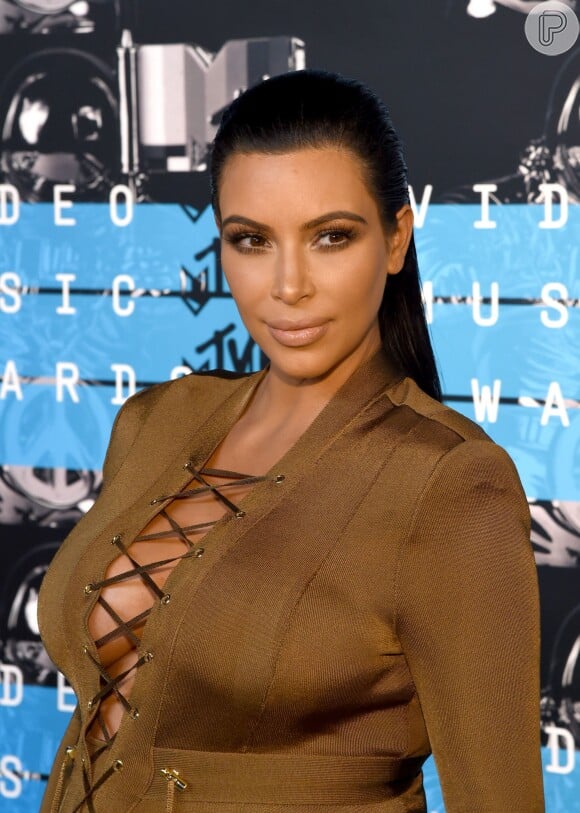 Kim Kardashian mantém seu estilo durante a gravidez e ousou no decote com vestido Balmain, no MTV Video Music Awards
