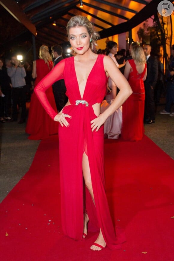 Em março, Luiza Possi foi ao prêmio Geraão Glamour de look vermelho e com muito decote da estilista Lethicia Bronstein