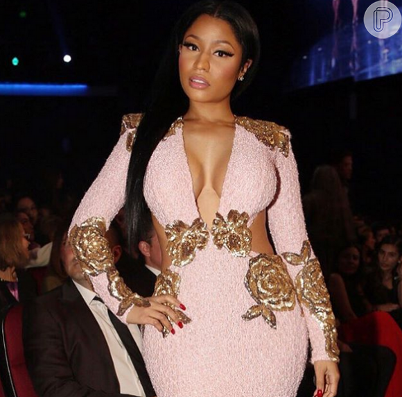 Nicki Minaj foi superdecotada para o American Music Awards 2015. O vestido é assinado por Michael Costello