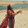 Arão (Roger Gobeth) ergue o filho Moisés, que escaparia da perseguição egípcia, na novela 'Os Dez Mandamentos'
