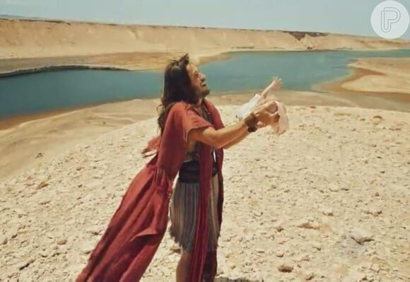 Arão (Roger Gobeth) ergue o filho Moisés, que escaparia da perseguição egípcia, na novela 'Os Dez Mandamentos'