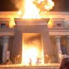 Em uma das pragas enviadas por Deus, uma chuva de pedras de fogo atingiu o palácio de Ramsés (Sérgio Marone), na novela 'Os Dez Mandamentos'