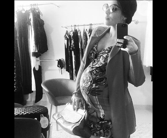 Com um barrigão de 8 meses, Karen Brusttolin, mulher de Alexandre Nero, revelou em seu Instagram que está tendo dificuldades para encontrar roupas para esta fase