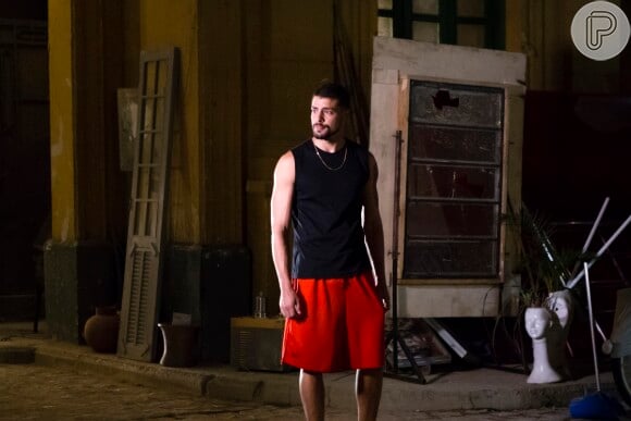 Juliano (Cauã Reymond) viaja para Paraty e começa a procurar Tóia (Vanessa Giácomo), até que um artista de rua o ajuda a encontrar a pousada onde ela estava hospedada, na novela ' A Regra do Jogo'
