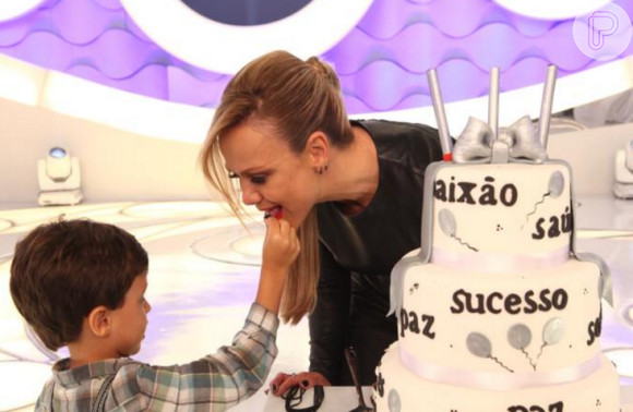A apresentadora ainda foi presenteada por um enorme bolo e comeou o doce junto com o filho