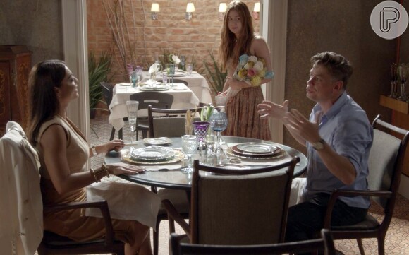 Eliza (Marina Ruy Barbosa) se aproxima de Arthur (Fábio Assunção), mas nervosa, não consegue falar e Carolina (Juliana Paes) manda que ela saia, na novela 'Totalmente Demais