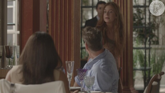 Eliza (Marina Ruy Barbosa) se sente humilhada diante de Arthur (Fábio Assunção) e Carolina (Juliana Paes), na novela 'Totalmente Demais, em 20 de novembro de 2015