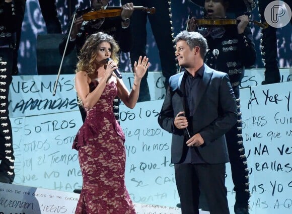 Paula Fernandes brilhou com vestido justo e rendado em dueto com Alejandro Sanz no Grammy Latino, que aconteceu em Las Vegas, EUA, nesta quinta-feira, 19 de novembro de 2015