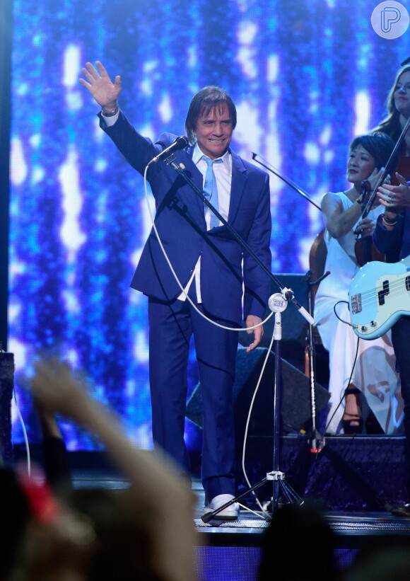 O 'rei' soltou a voz diante dos convidados do Grammy Latino