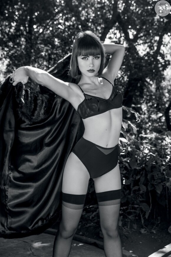 Maria Casadevall posa com um look vintage para as páginas da 'Playboy'