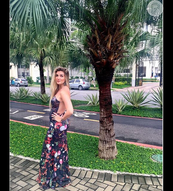 Grávida de quatro meses, Aline Gotschalg postou foto de vestido no Instagram e chamou atenção pela barriguinha. 'Que linda', elogiaram seguidores neste sábado, 21 de novembro de 2015