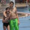 Zion e Lucas, filhos de Isabeli Fontana, curtem sábado em parque aquático