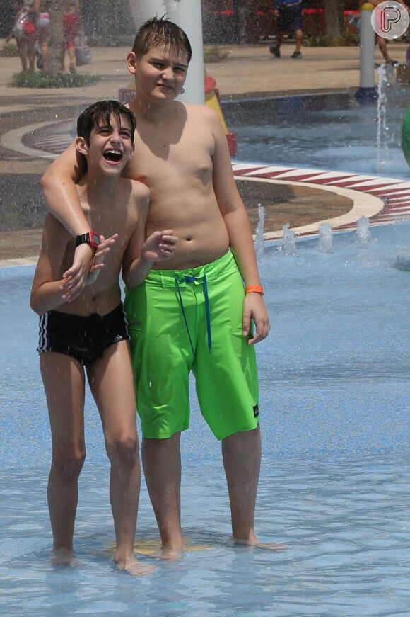 Zion e Lucas, filhos de Isabeli Fontana, curtem sábado em parque aquático
