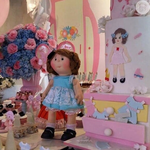 Decoração do chá de bebê de Maria Flor teve bolo com bonecas e roupinhas