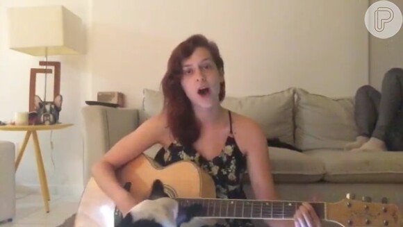 Sem maquiagem, Sophia Abrahão surge cantando e tocando violão em vídeo, em 21 de novembro de 2015