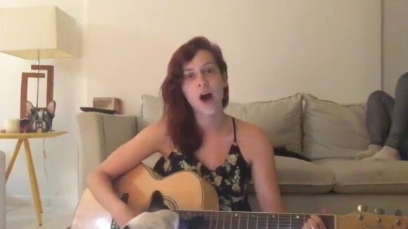Sophia Abrahão surge sem maquiagem em vídeo cantando e tocando violão: 'Linda'